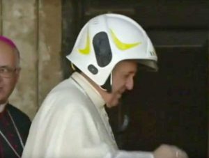 Papa Francesco a Camerino col caschetto bianco personalizzato