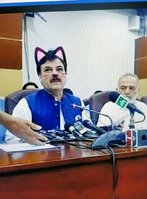 Pakistan - Politici in diretta Facebook con orecchie e baffi da gatto