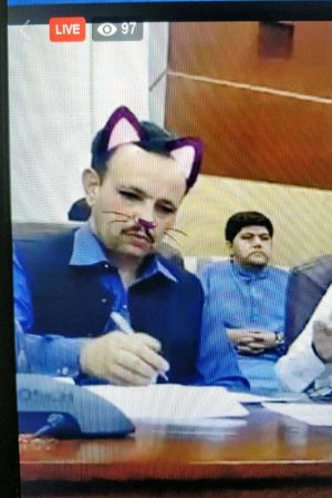 Pakistan - Politici in diretta Facebook con orecchie e baffi da gatto