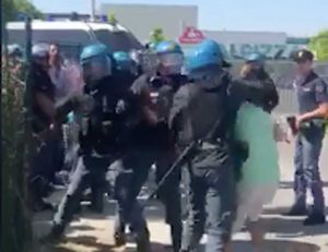 Modena - Il sindacalista aggredito dalla polizia