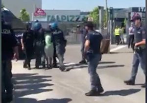Modena - Il sindacalista aggredito dalla polizia