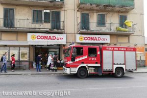 Viterbo - L'intervento dei vigili del fuoco alla Conad di via Vico Squarano