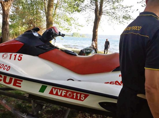 La moto d'acqua dei vigili del fuoco al lago di Vico