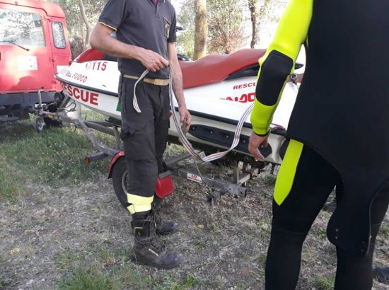 La moto d'acqua dei vigili del fuoco al lago di Vico