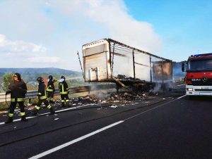 Autotreno in fiamme sull'A1