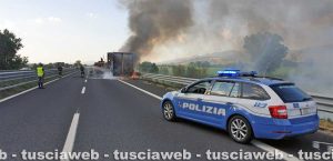 Autotreno in fiamme sull'A1