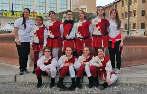 I musici e gli sbandieratori dell'associazione culturale Pilastro