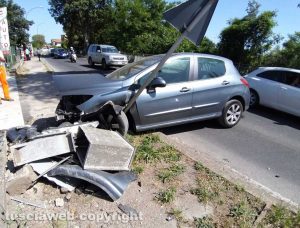 Zepponami - La Pegeout 308 finita contro la colonnina dell'Enel