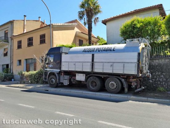 L'autobotte con l'acqua potabile