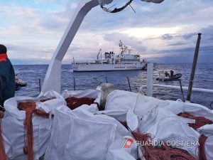La rete sequestrata dalla guardia costiera 
