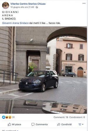Il post con l'auto di servizio del sindaco parcheggiata