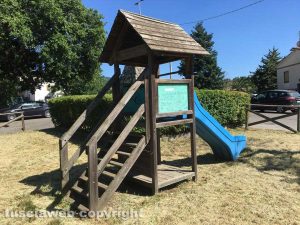 Tagliata l’erba nel parco giochi di Tobia