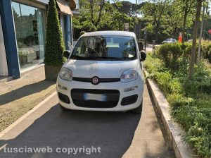 Viterbo - Parcheggio selvaggio in via Genova