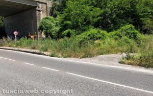 Viterbo - Marciapiedi in strada Teverina nel degrado