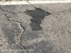 Viterbo - Le buche rattoppate su strada Romana