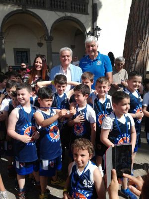 Viterbo - La Blu star basket premiata nei giardini del comune