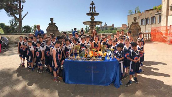 Viterbo - La Blu star basket premiata nei giardini del comune
