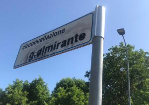Viterbo - La pulitura della targa imbrattata in circonvallazione Almirante 