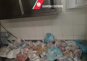Polignano a Mare - Gli alimenti sequestrati dalla Guardia Costiera