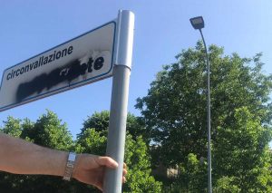 Viterbo - La targa imbrattata in circonvallazione Almirante 