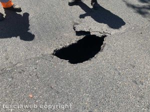 Viterbo - Cede l'asfalto sulla Teverina