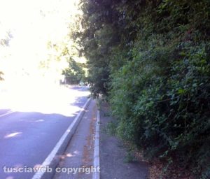 Il marciapiede su viale Fiume che collega la Quercia a Bagnaia