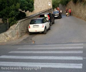 Viterbo - Valle Faul - Strisce pedonali che terminano in una via aperta al traffico