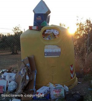 Viterbo - Raccolta rifiuti in strada Montigliano 
