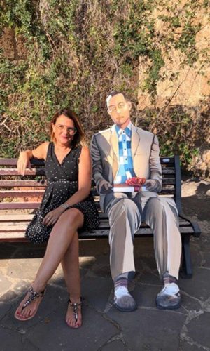 Tuscania - La consigliera Stefania Nicolosi nella panchina dedicata a Forrest gump in vista di Universo corto