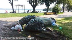 Rifiuti sul lungolago di Capodimonte