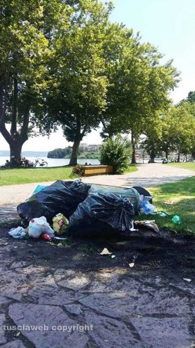 Rifiuti sul lungolago di Capodimonte