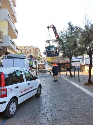 Ladispoli - Barca rischia di affondare - Intervento della guardia costiera