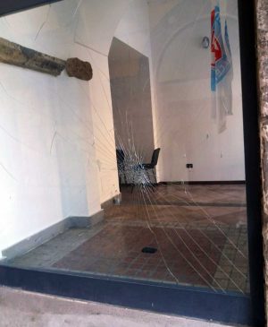 Civita Castellana - La vetrina della sede di Forza Italia danneggiata