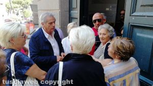 Viterbo - Centro sociale Ellera, la protesta sotto il comune - Il sindaco Arena