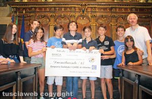Viterbo - L'assegno di beneficenza del mercatino dei ragazzi