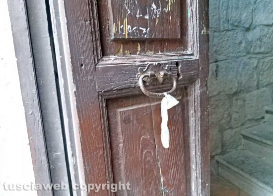 Montefiascone - Il preservativo sul portone della chiesa della Madonna dell'Arco
