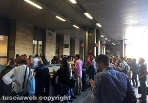 Pendolari in attesa a Roma Termini