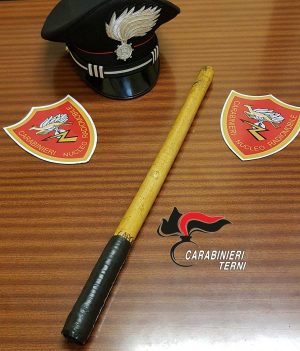 Terni - Carabinieri - Il manganello con la scritta"Scoccia capocce"