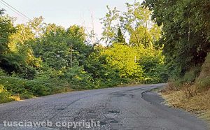 Strada piena di buche tra Sutri e Ronciglione