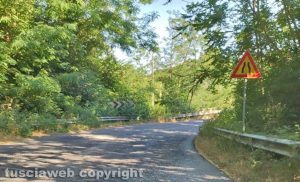 Strada piena di buche tra Sutri e Ronciglione