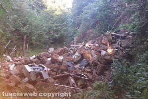Corchiano - I calcinacci sul viale che porta al parco delle Forre