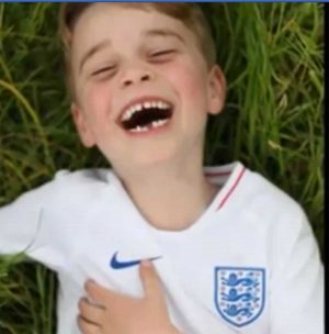 Baby George compie 6 anni