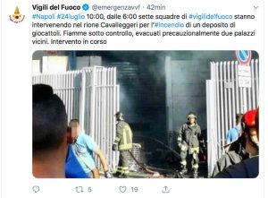 Il Tweet dei vigili del fuoco sull'incendio a Napoli in un deposito di giocattoli