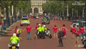 Londra - Gli attivisti di Greenpeace protestano fuori Buckingham Palace all'arrivo del primo ministro Boris Johnson