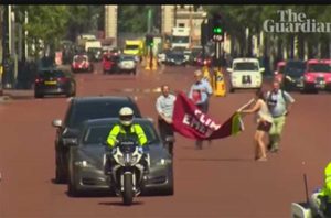 Gli attivisti di Greenpeace protestano fuori Buckingham Palace all'arrivo del primo ministro Boris Johnson