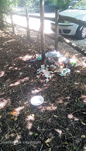Area verde Monti Cimini - Rifiuti abbandonati