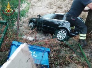 Maltempo ad Arezzo - Auto travolta dalla piena d'acqua