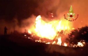 Siniscola - I vigili del fuoco al lavoro per spegnere un vasto incendio