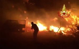 Siniscola - I vigili del fuoco al lavoro per spegnere un vasto incendio