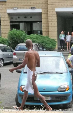 Viterbo - L'uomo nudo avvistato in via Pertini 